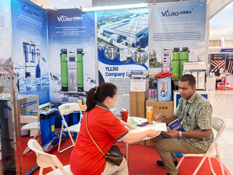 VLLRO nam deel aan de waterzuiveringsbeurs in Cambodja